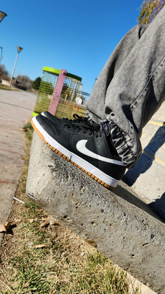 DUNK SB Negro pipa blanco