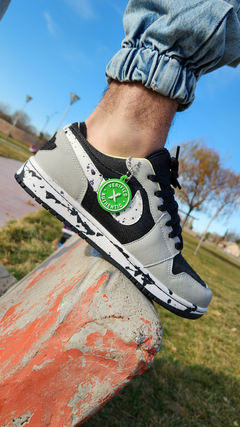 DUNK SB GRAFFITI gris - comprar online