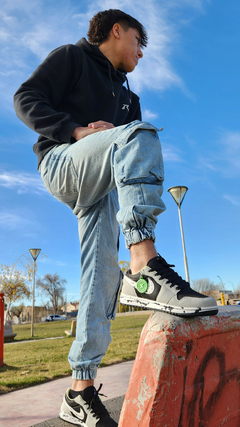 Imagen de DUNK SB GRAFFITI gris