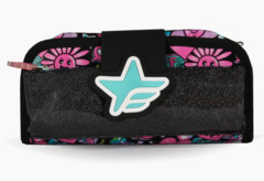 Cartuchera FLOWERS NEGRA desplegable con solapa de FOOTY (025661) en internet