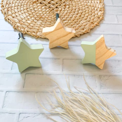 TRIO DE PENDURADORES ESTRELA MADEIRA PINUS NATURAL E VERDE