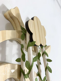 BALANÇO MINI FOLHAS COM PENDURADOR GALHO EM MADEIRA E BONECA GLOVELEYA PRIMAVERA VERDE - loja online