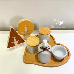 KIT HIGIENE PORCELANA COM TAMPA DE MADEIRA E BANDEJA CORAÇÃO NATURÉ