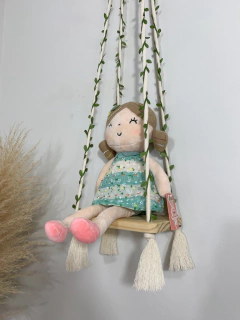 BALANÇO MINI FOLHAS COM PENDURADOR GALHO EM MADEIRA E BONECA GLOVELEYA PRIMAVERA VERDE - comprar online