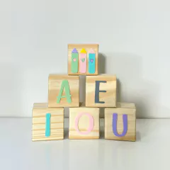 KIT 6 CUBOS A E I O U + MINI LÁPIS - comprar online