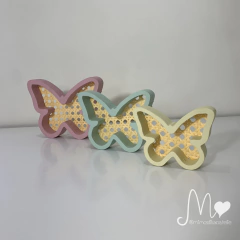 TRIO DE BORBOLETAS MADEIRA COM PALHA NATURAL COLORIDAS - comprar online