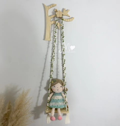 BALANÇO MINI FOLHAS COM PENDURADOR GALHO EM MADEIRA E BONECA GLOVELEYA PRIMAVERA VERDE