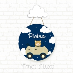 PLACA DECORATIVA CARRINHO COM URSO