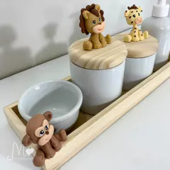 KIT HIGIENE PORCELANA COM TAMPA DE MADEIRA E ANIMAIS SAFARI 03 na internet