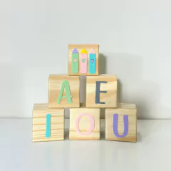 KIT 6 CUBOS A E I O U + MINI LÁPIS - Mimos di Luxo