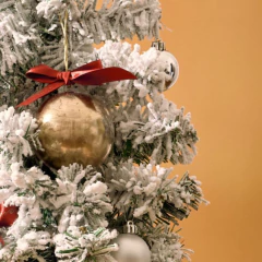 Bola com Figuras do Natal - Chocolate Branco - 70g. - comprar online