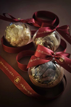 Bola com Figuras do Natal - Chocolate Branco - 70g. na internet