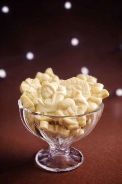 Bola com Figuras do Natal - Chocolate Branco - 70g. - Baianí Chocolates Bean to Bar