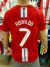 Camiseta retro de fútbol del Manchester United con el nombre "RONALDO" y el número 7 en la parte posterior.