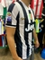 Camiseta retro de la Juventus 2015 con el nombre de Carlitos Tévez, mostrando el diseño de rayas verticales en blanco y negro.