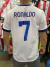 Camiseta del Real Madrid de Cristiano Ronaldo, temporada 2013/2014, vista posterior con el número 7 y el nombre "RONALDO".