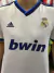 Camiseta del Real Madrid de la temporada 2013/2014, con el logo de Adidas y el patrocinador bwin en grande.