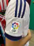 Camiseta del Real Madrid con el logo de La Liga en la manga