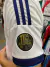Camiseta del Real Madrid de Cristiano Ronaldo, temporada 2013/2014, mostrando el emblema de los 110 años del club en la manga.