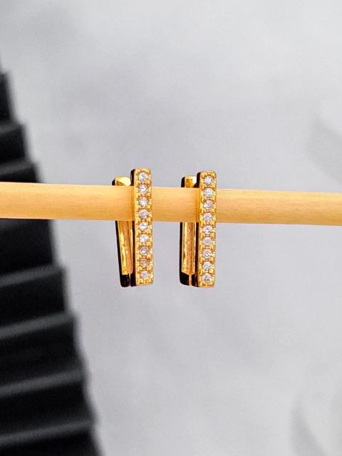 Brinco argolinha (M) quadrada cravejada com zircônias média, banhado a ouro 18K.