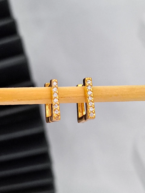 Brinco argolinha (P) quadrada cravejada com zircônias pequena, banhado a ouro 18K.