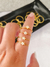 Anel solitário de florzinha cravejado com zircônias, banhado a ouro 18K.