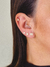 Brinco de quadrado (G) cravejado com zircônias, banhado a ouro 18K.