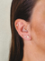Brinco de triângulo (P) cravejado com zircônias, banhado a ouro 18K.