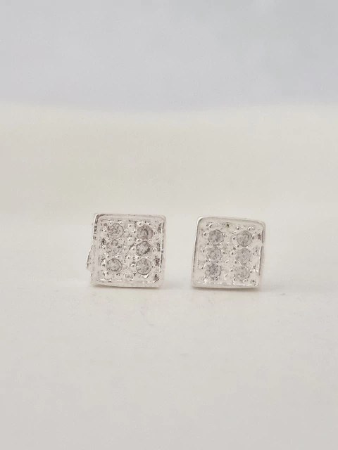 Brinco de quadrado (G) cravejado com zircônias, banhado a prata. - comprar online