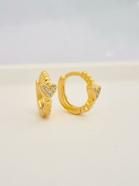 Brinco argolinha (M) com um coração, banhado a ouro 18K. - comprar online
