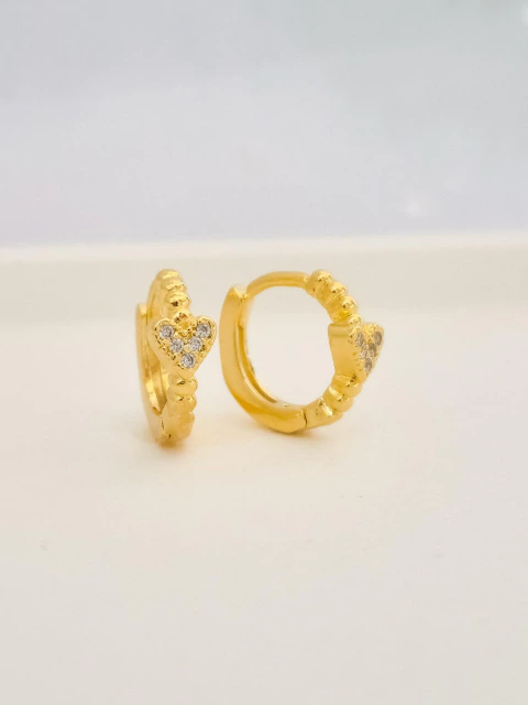 Brinco argolinha (M) com um coração, banhado a ouro 18K. - comprar online