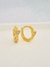 Brinco argolinha (M) com um coração, banhado a ouro 18K. - comprar online