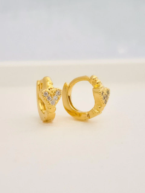 Brinco argolinha (P) com um coração, banhado a ouro 18K. - comprar online