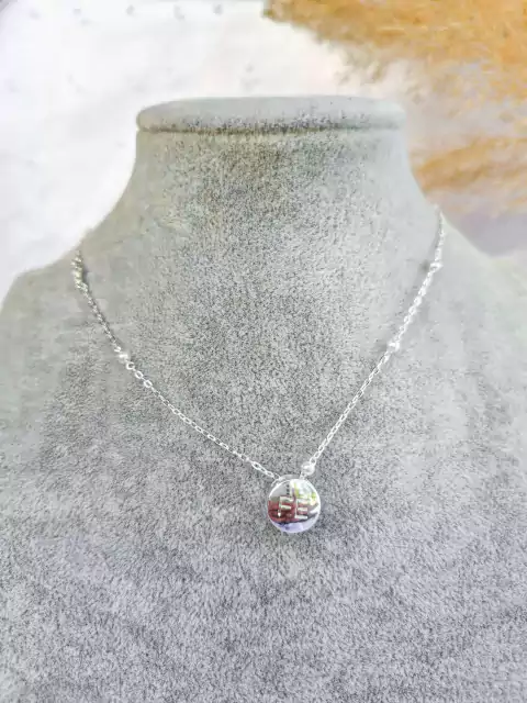 Colar com medalha fé com detalhes de pérolas, banhado a prata.