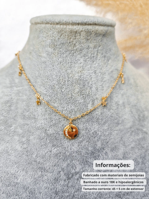 Colar de medalha com luas e estrelas, banhado a ouro 18K.