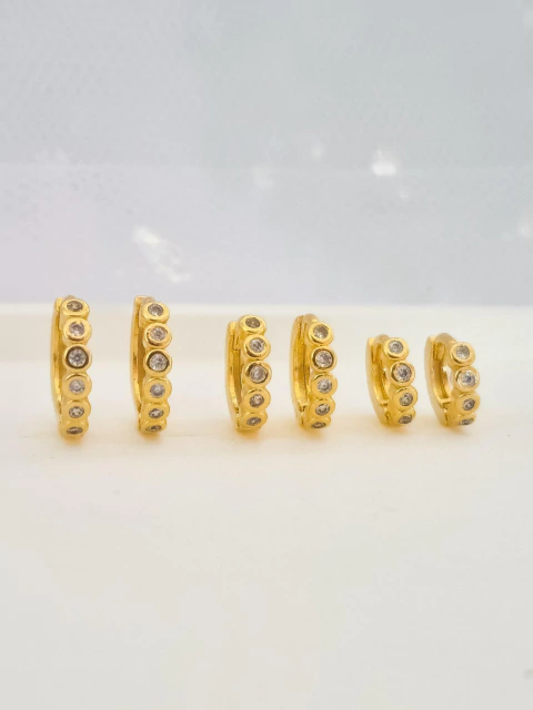 Kit de argolinhas cravejadas com zircônias, banhado a ouro 18K. - comprar online