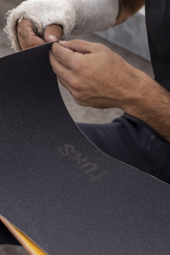 LIJA DE GOMA TUXS IMPORTADA NEGRA ESTAMPADA LOGO EN NEGRO GRIP PRO 33*9 en internet