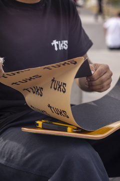 LIJA DE GOMA TUXS IMPORTADA NEGRA ESTAMPADA LOGO EN NEGRO GRIP PRO 33*9 - Tuxs Skateboarding Argentina