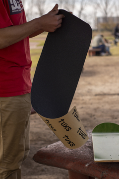 LIJA DE GOMA TUXS IMPORTADA NEGRA ESTAMPADA LOGO EN NEGRO GRIP PRO 33*9 - tienda online