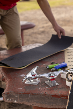Imagen de LIJA DE GOMA TUXS IMPORTADA NEGRA ESTAMPADA LOGO EN NEGRO GRIP PRO 33*9