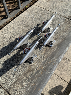 Juego de Trucks Tuxs Hollow Alivianados Eje y Kingpin - 139mm - tienda online