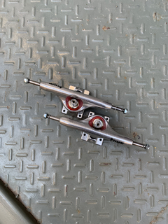 Juego de Trucks Tuxs Hollow Alivianados Eje y Kingpin - 139mm - comprar online