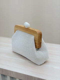 Imagem do BOLSA ARTESANAL ACABAMENTO EM MADEIRA