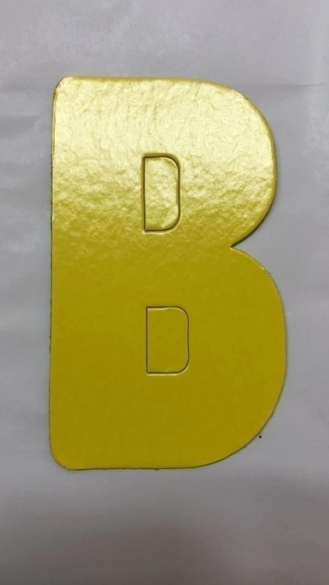 Letra B amarela Kaixote