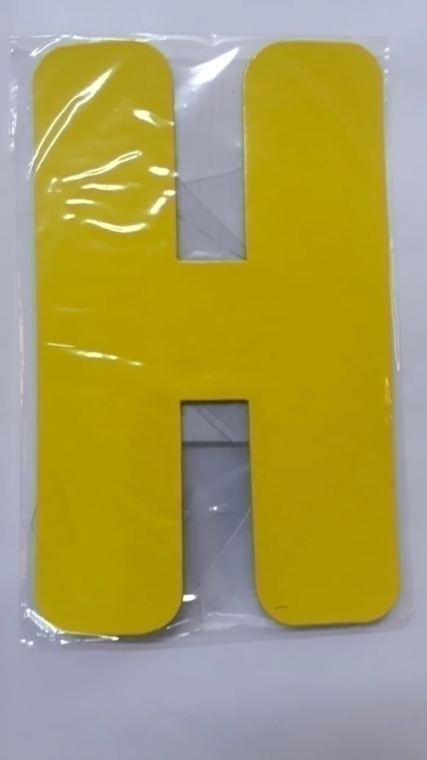 Letra H amarela kaixote