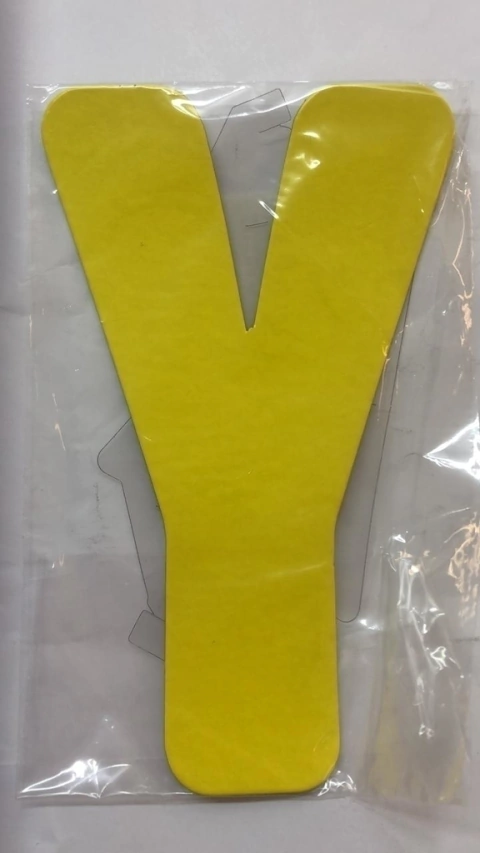 Letra Y amarelo kaixote