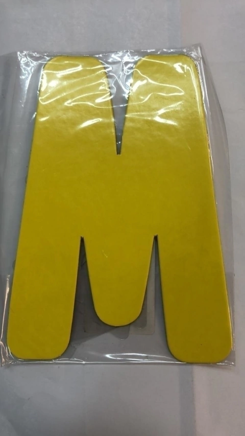 Letra M amarela kaixote