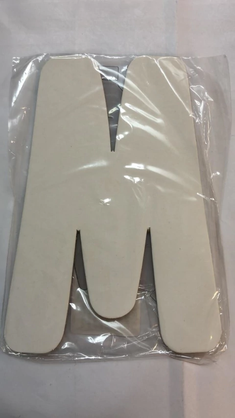 Letra M branca kaixote