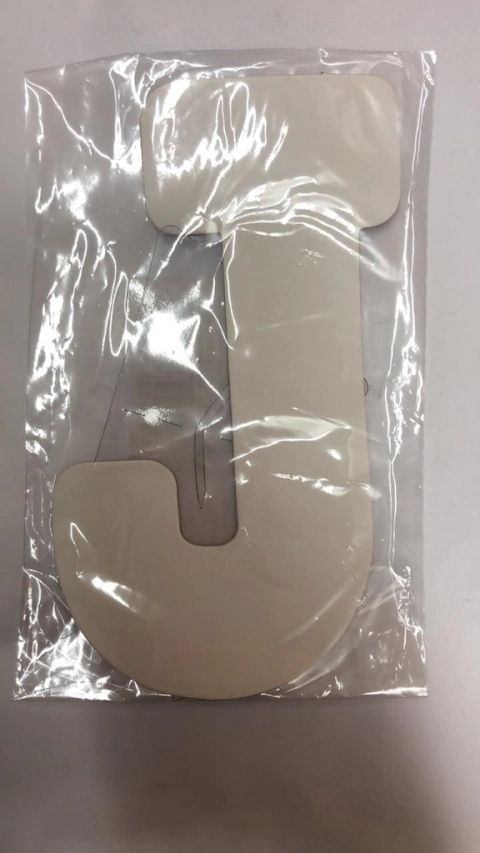 Letra J branca kaixote