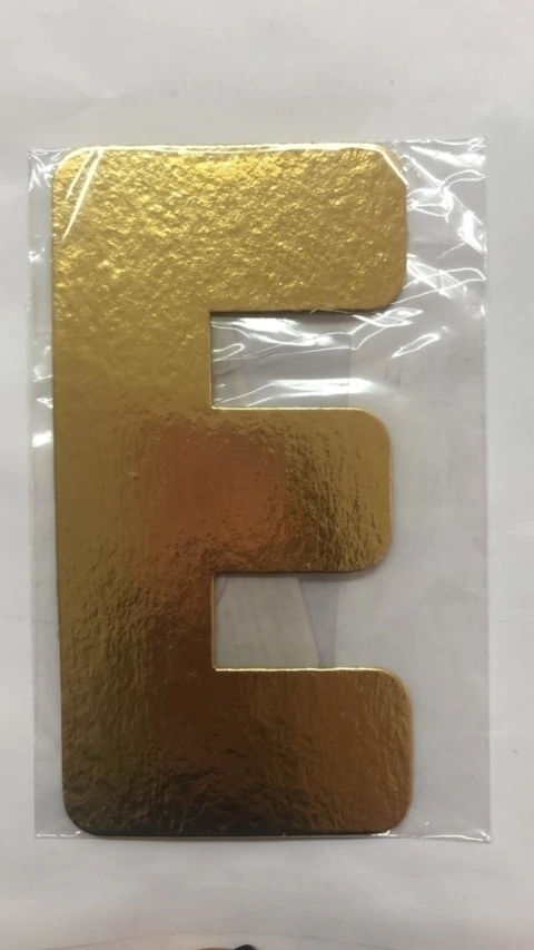 Letra laminada E ouro Kaixote